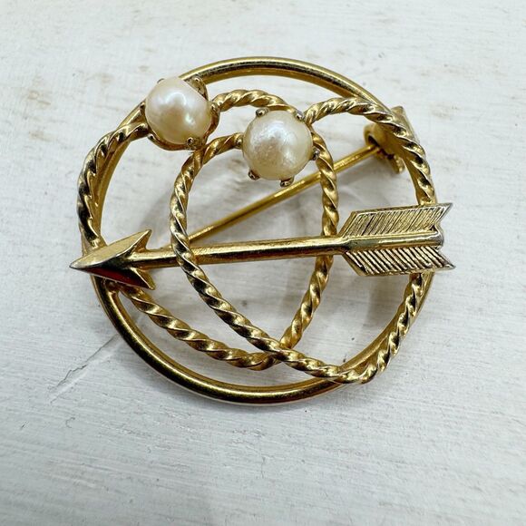 Vintage Gold Double Heart Wreath Brooch Cultured Pearl Cupids Arrow Valentines - Picture 1 of 8
